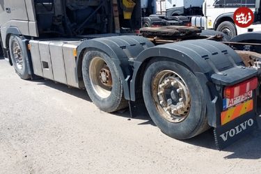 ببینید؛ حرکت کامیون بدون لاستیک عقب در بزرگراه مشهد!