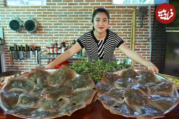 ببینید| غذای روستایی در کامبوج؛ پخت یک غذای سنتی با سفره ماهی و سبزیجات