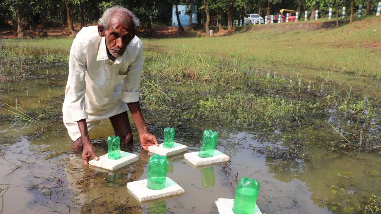 (ویدئو) روش هوشمندانه پیرمرد هندی در ماهیگیری با بطری پلاستیکی