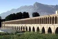 عکس| سفر به ایران قدیم؛ عبور کودک اصفهانی با قاطر از زاینده‌‌رود خشک؛ 93 سال قبل