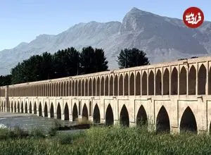 عکس| سفر به ایران قدیم؛ عبور کودک اصفهانی با قاطر از زاینده‌‌رود خشک؛ 93 سال قبل