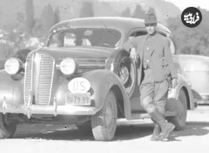 عکس| سفر زمان؛ مرد آمریکایی در کنار اتومبیلش در یکی از جاده‌های مازندران؛ 92 سال قبل