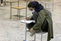 (تصاویر) داوطلبان آب نبات چوبی به دست سر جلسه آزمون سراسری