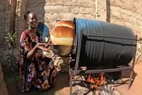 ببینید| غذای روستایی در کنیا؛ پخت نان سنتی در بشکه