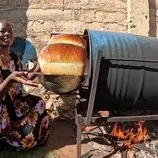 ببینید| غذای روستایی در کنیا؛ پخت نان سنتی در بشکه