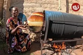 ببینید| غذای روستایی در کنیا؛ پخت نان سنتی در بشکه