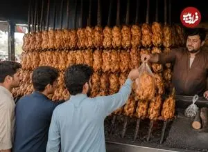 ببینید| غذای خیابانی در افغانستان؛ بریان کردن مرغ کامل روی هیزم در کابل