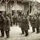 عکس| سفر زمان؛ «سربازان پابرهنه» و فرمانده انگلیسی‌شان در همدان؛ سال 1297