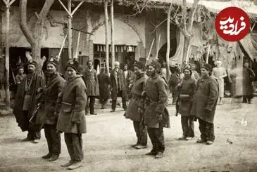 عکس| سفر زمان؛ «سربازان پابرهنه» و فرمانده انگلیسی‌شان در همدان؛ سال 1297