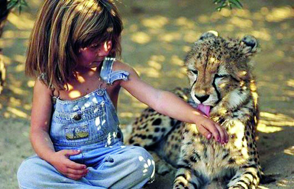 دختر ‌بچه فرانسوی که در جنگل با جانوران وحشی بزرگ شد