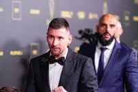 ( عکس) ژست جالب بادیگارد مسی با توپ طلا