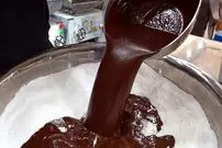 ببینید| غذای خیابانی در کره؛ مراحل پخت کیک برنجی شکلاتی در سئول