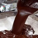 ببینید| غذای خیابانی در کره؛ مراحل پخت کیک برنجی شکلاتی در سئول