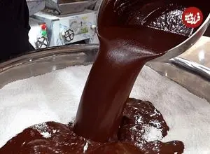 ببینید| غذای خیابانی در کره؛ مراحل پخت کیک برنجی شکلاتی در سئول