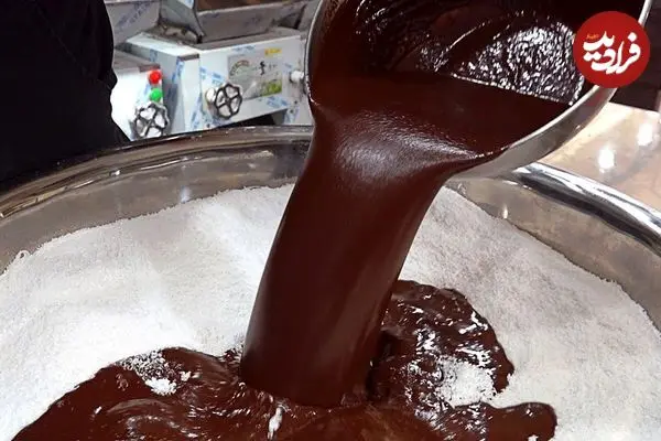 ببینید| غذای خیابانی در کره؛ مراحل پخت کیک برنجی شکلاتی در سئول