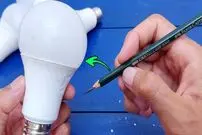 (ویدئو) چگونه با مداد یک لامپ ال ای دی(LED) قدیمی را خیلی ساده تعمیر کنیم؟