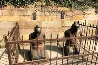 عکس| دو مجسمه منفور در چین که هر روز از هزاران نفر کتک می‌خورند