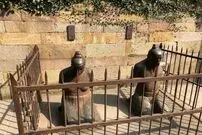 عکس| دو مجسمه منفور در چین که هر روز از هزاران نفر کتک می‌خورند