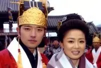 عکس| سفر به تاریخ؛ عکس یادگاری «سایونگ و ارباب یونتابال» در پشت‌صحنه سریال «جومونگ»