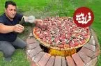 ببینید| غذای روستایی در آذربایجان؛ پخت پیتزای غول پیکر در تنور زیر زمینی