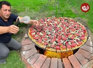 ببینید| غذای روستایی در آذربایجان؛ پخت پیتزای غول پیکر در تنور زیر زمینی
