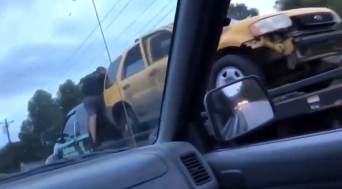 (ویدیو) لحظه سرقت یک وانت از روی خودروی یدک‌کش در راه پارکینگ پلیس!