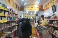 عکس| سفر به ایران قدیم؛ یک عطار سیار در خیابان های تهران؛ حوالی سال ۱۳۱۰