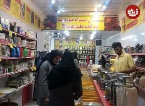 عکس| سفر به ایران قدیم؛ یک عطار سیار در خیابان های تهران؛ حوالی سال ۱۳۱۰