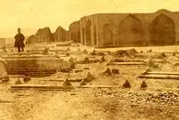 عکس| سفر به ایران قدیم؛ منظرۀ یک گورستان قدیمی و «شیر سنگی عجیب» در دوران قاجار