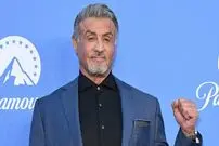 عکس| سفر در زمان؛ «سیلوستر استالونه» در حاشیه یک نمایش موزیکال؛ سال 1361