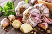 فواید شگفت‌انگیز مصرف ۳ حبه سیر برای سلامتی