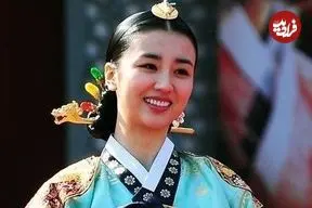 عکس| سفر زمان؛ «ملکه اینهیون» 38 ساله در حال غذا خوردن در رستوران صورتی