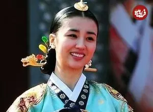 عکس| سفر زمان؛ «ملکه اینهیون» 38 ساله در حال غذا خوردن در رستوران صورتی