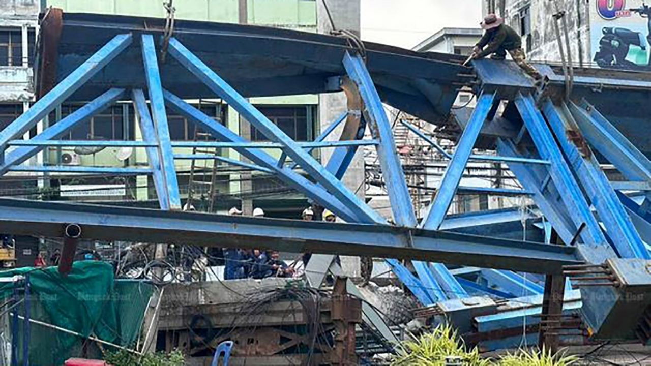 (ویدئو) لحظه ریزش مرگبار یک پل غول‌پیکر در بانکوک