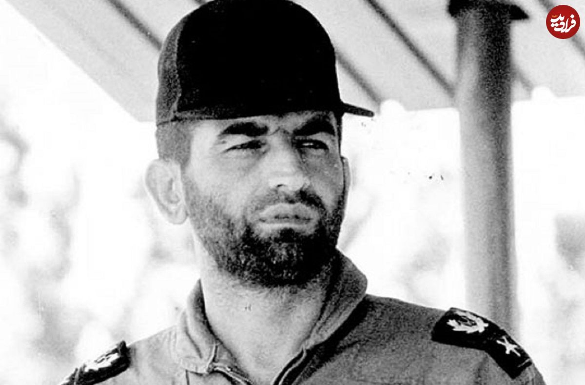 عکس؛ سفر در زمان؛ «عباس بابایی» با لباس شخصی در میان خلبان ها؛ دهه 60