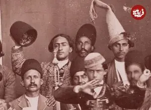 عکس| سفر زمان؛ عکس یادگاری «رقاص‌ها و دلقک‌ها» در دوران قاجار