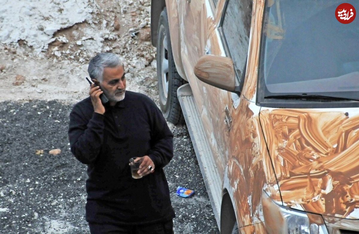 عکس؛ سفر به تاریخ؛ «حاج قاسم سلیمانی» در حال عبور از کنار قلعۀ باستانی حلب؛ دهۀ 1390