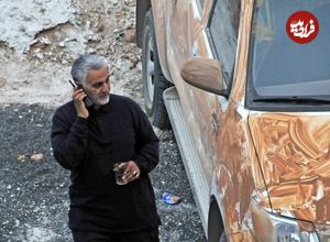 عکس؛ سفر به تاریخ؛ «حاج قاسم سلیمانی» در حال عبور از کنار قلعۀ باستانی حلب؛ دهۀ 1390