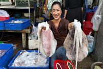 ببینید| غذای روستایی در چین؛ پخت غذا با ماهی مرکب، کلم بروکلی و فلفل دلمه ای