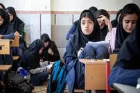عکس| سفر به تاریخ؛ دختران نوجوان تهرانی در حال بازگشت از مدرسه؛ سال 1355