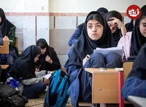 عکس| سفر به تاریخ؛ دختران نوجوان تهرانی در حال بازگشت از مدرسه؛ سال 1355