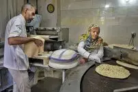 عکس| سفر زمان؛ یک نانوایی تافتونی در اصفهان؛ 65 سال قبل