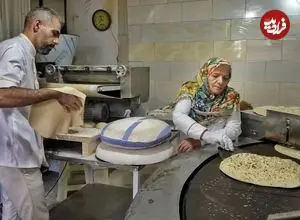 عکس| سفر زمان؛ یک نانوایی تافتونی در اصفهان؛ 65 سال قبل
