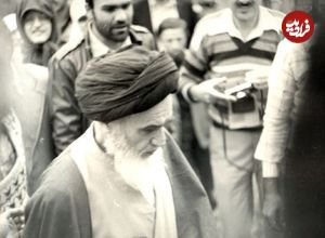 عکس| سفر در تاریخ؛ «امام خمینی» در حال خروج از محل اقامت اولیه در نوفل لوشاتو؛ سال 57