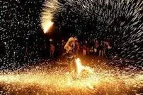 (ویدئو) صف عجیب چینی‌ها برای خرید ترقه در سال نو 