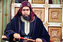 عکس| سفر به تاریخ؛ بستن سربند «ابن زیاد» در پشت‌صحنه سریال «مختارنامه»