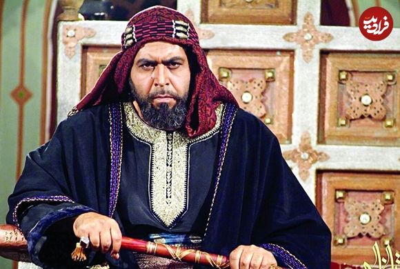 عکس| سفر به تاریخ؛ بستن سربند «ابن زیاد» در پشت‌صحنه سریال «مختارنامه»
