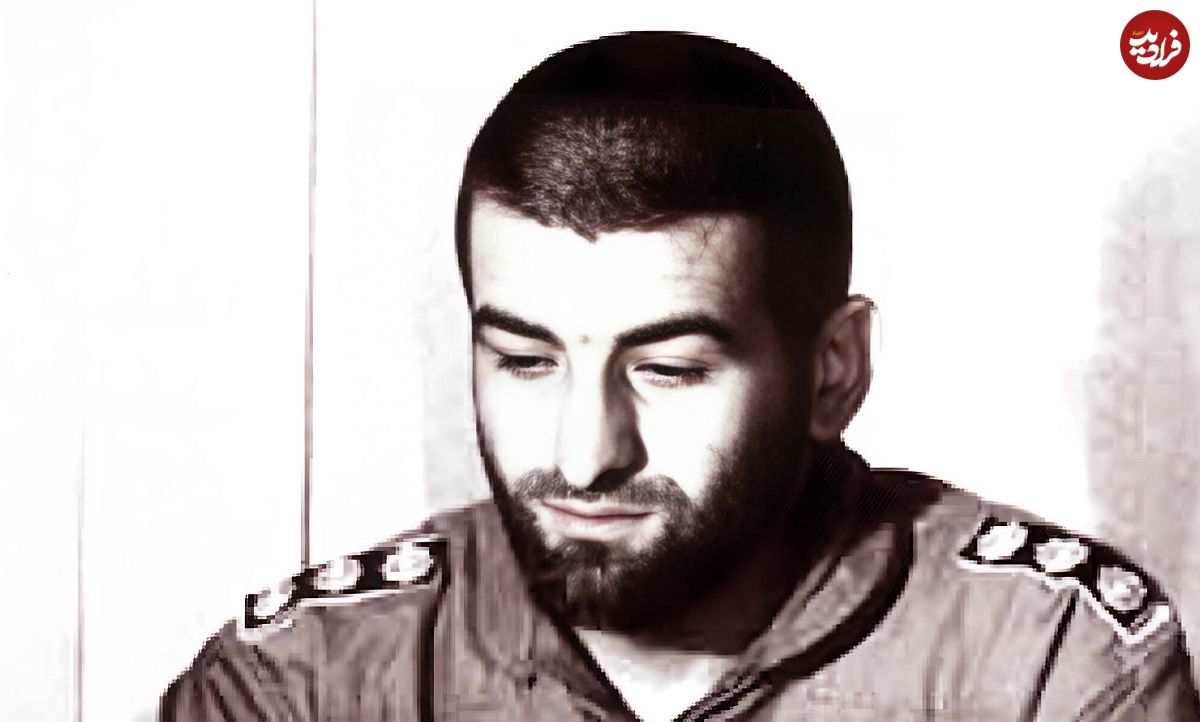 عکس؛ سفر در زمان؛ «سرلشکر عباس بابایی» در حیاط خانه پدری؛ دهه 50