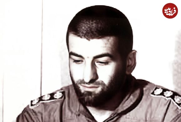عکس؛ سفر در زمان؛ «سرلشکر عباس بابایی» در حیاط خانه پدری؛ دهه 50