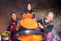 ببینید| غذای روستایی در افغانستان؛ پخت مربای هویج در غار 